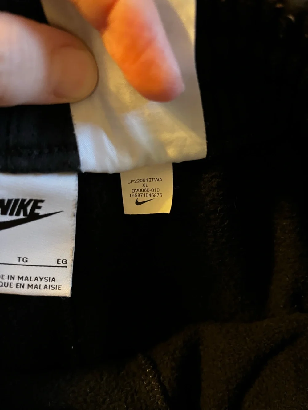 NIKE BOY’S NSW CLUB FRENZY COTTON BASKETBALL SHORTS - SIZE XL